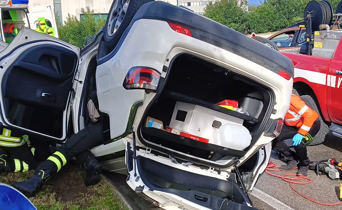 Battipaglia auto si ribalta attraversando rotatoria La Città di Salerno