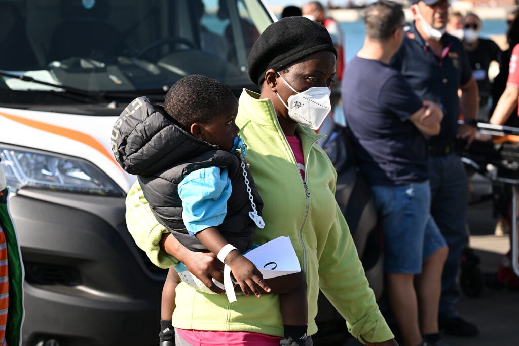 Sbarco migranti a Salerno, il prefetto Esposito: «Resteranno tutti in Campania»