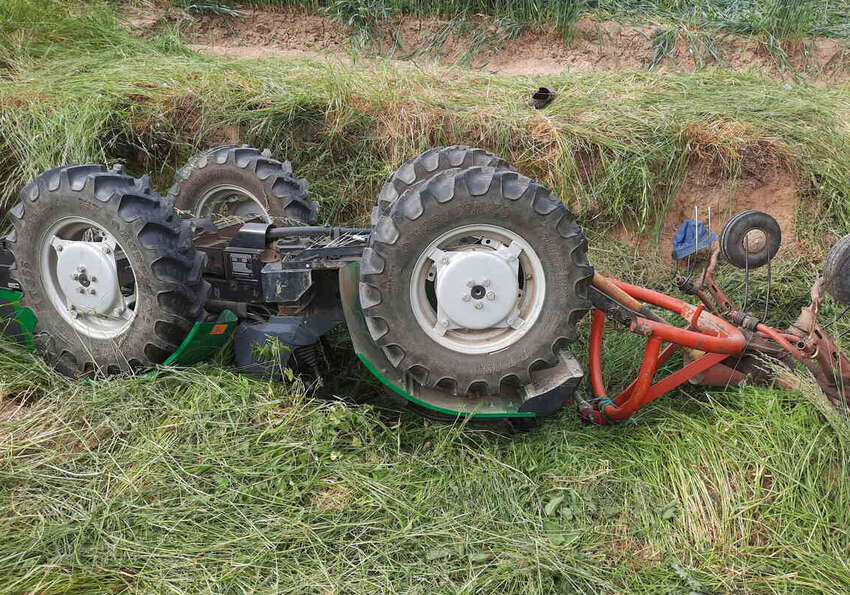 Postiglione, 74-year-old man overturns with tractor and dies