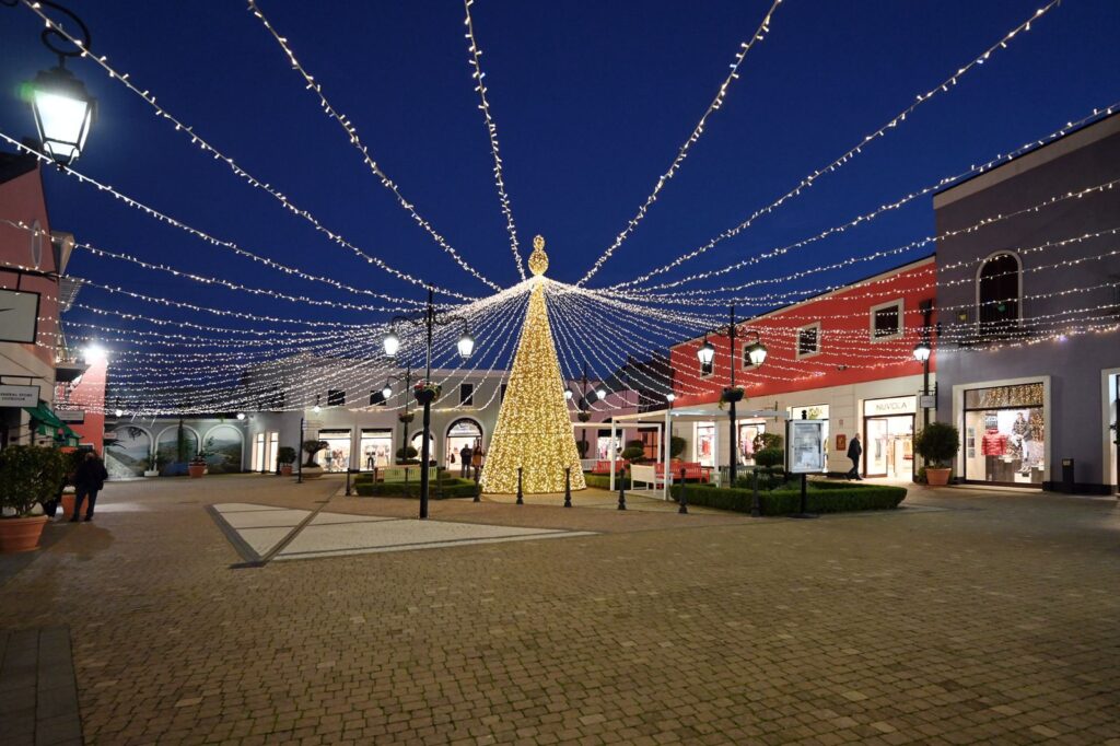 Notte Bianca al Cilento Outlet: musica e personaggi da fiaba