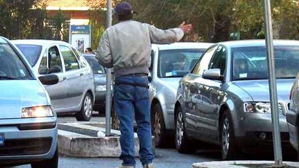 Parcheggiatori abusivi, il sindaco di Salerno: «Noi disarmati»