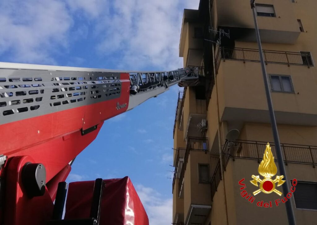 Salerno, appartamento in fiamme in via Guariglia