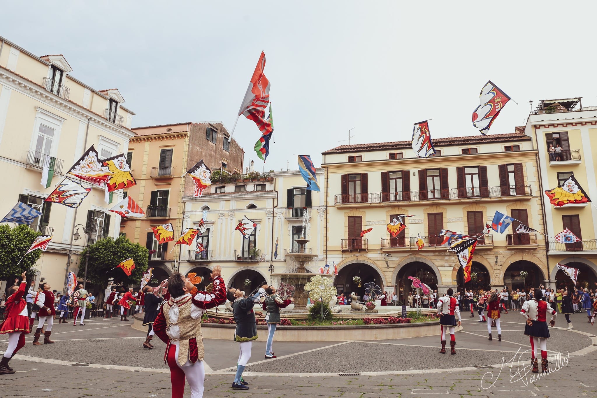 Cava de’ Tirreni, the Arezzo flag-wavers return