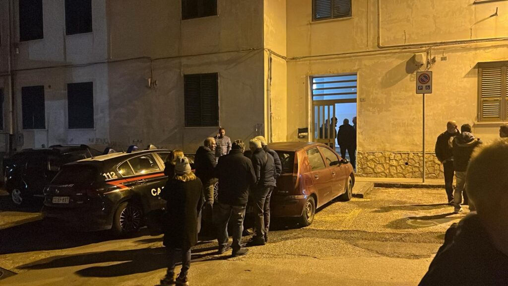 Eboli, dieci pugnalate al petto del padre con un coltello da cucina