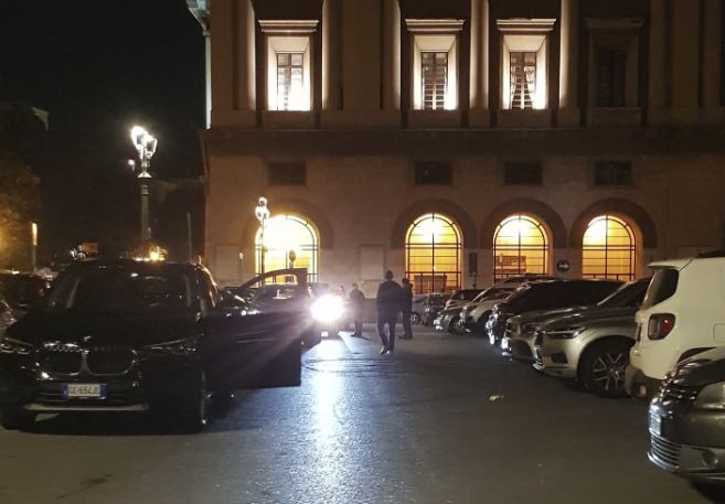 The siege of illegal car parkers, threats to parking in the center of Salerno