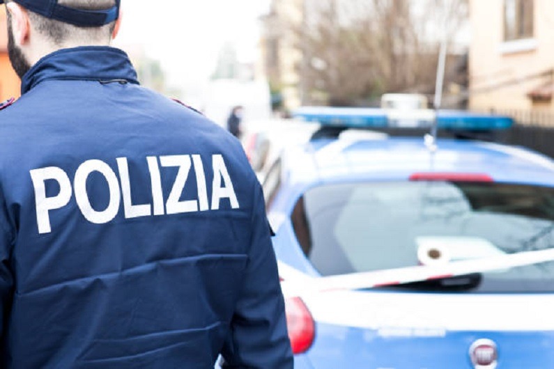 Salerno, minaccia e incendia auto di avvocato: arrestato