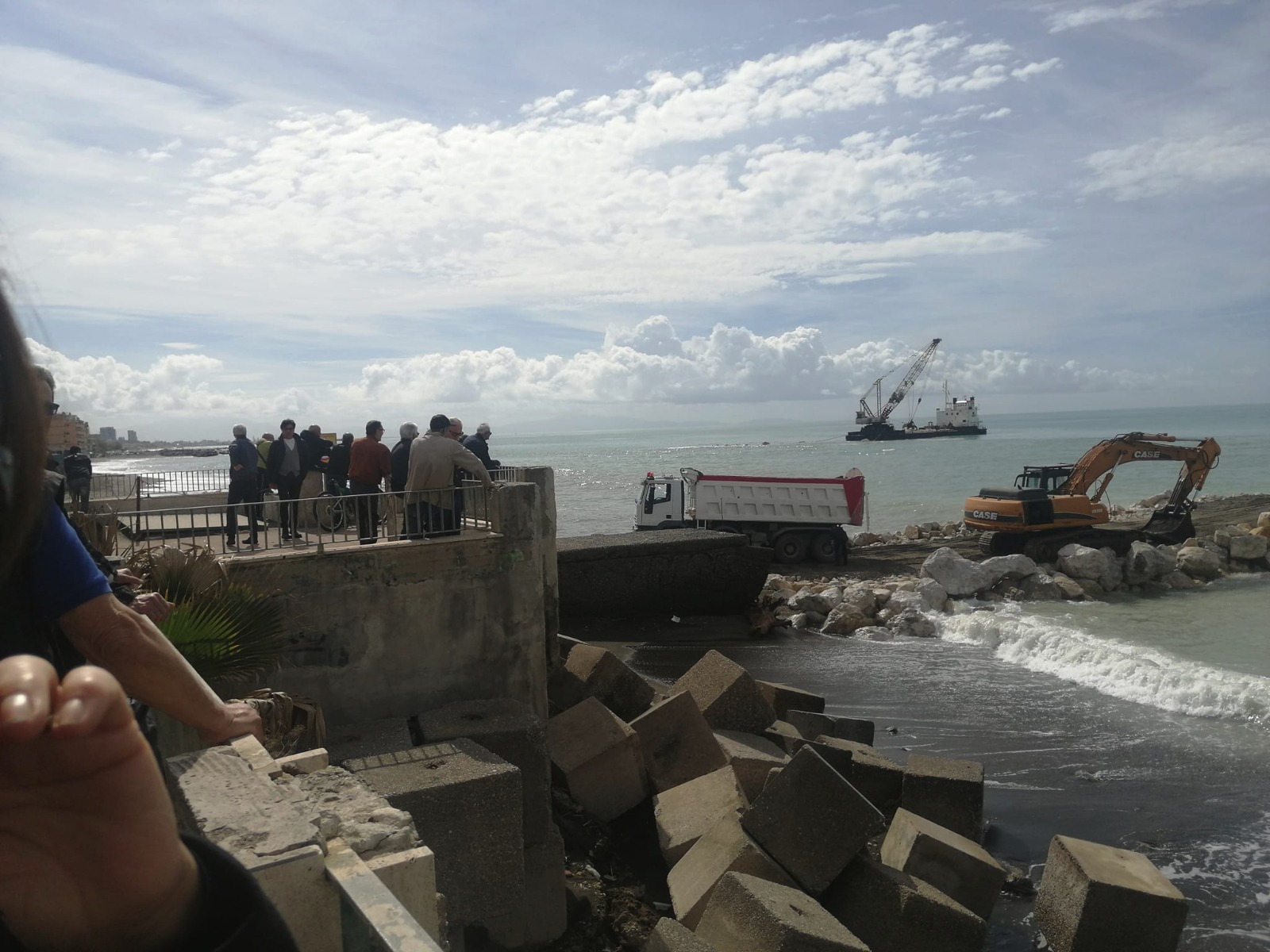 Salerno, the nourishment construction site becomes a show