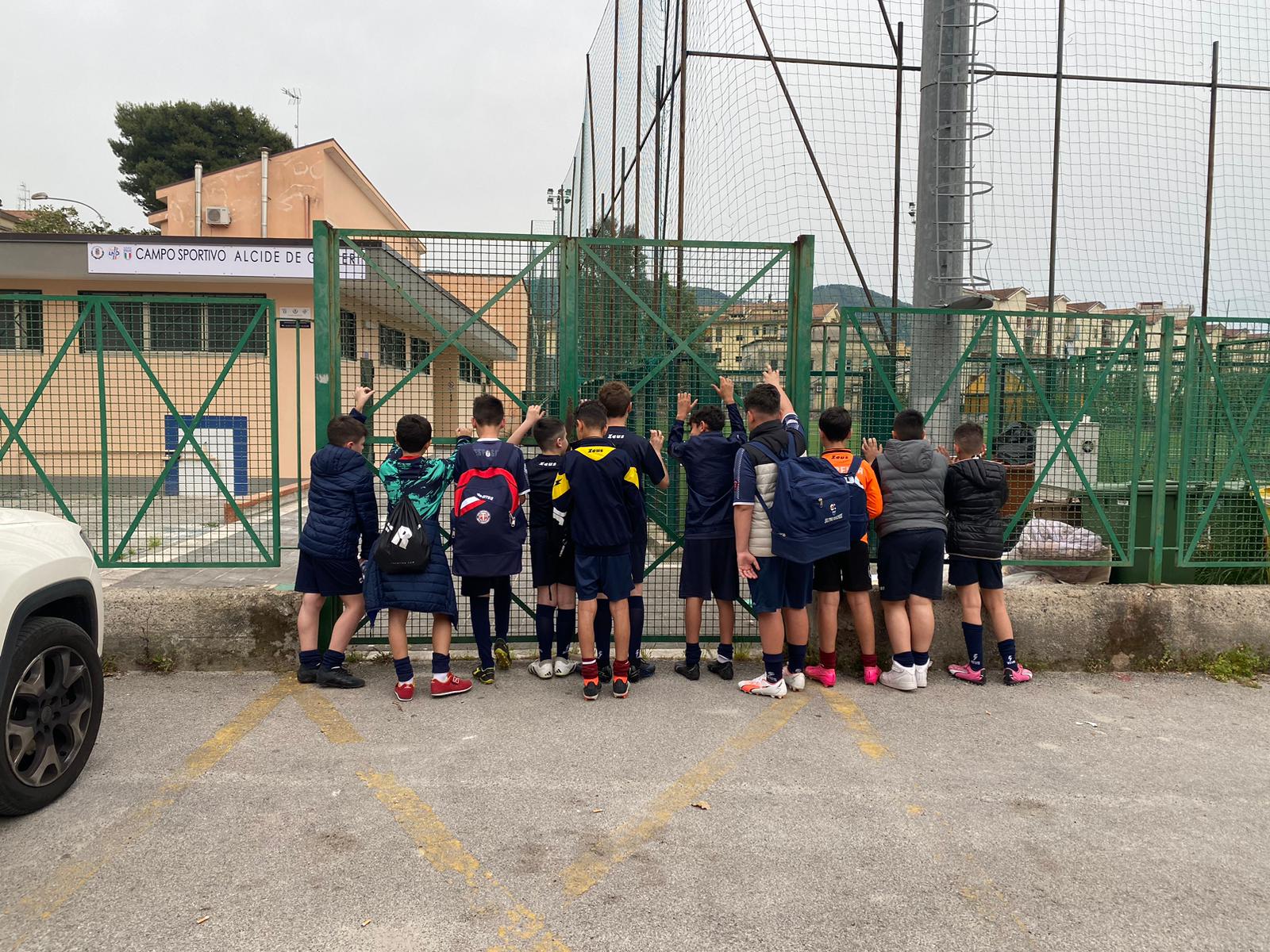 Salerno, obstacle sports: the children remain outside the field