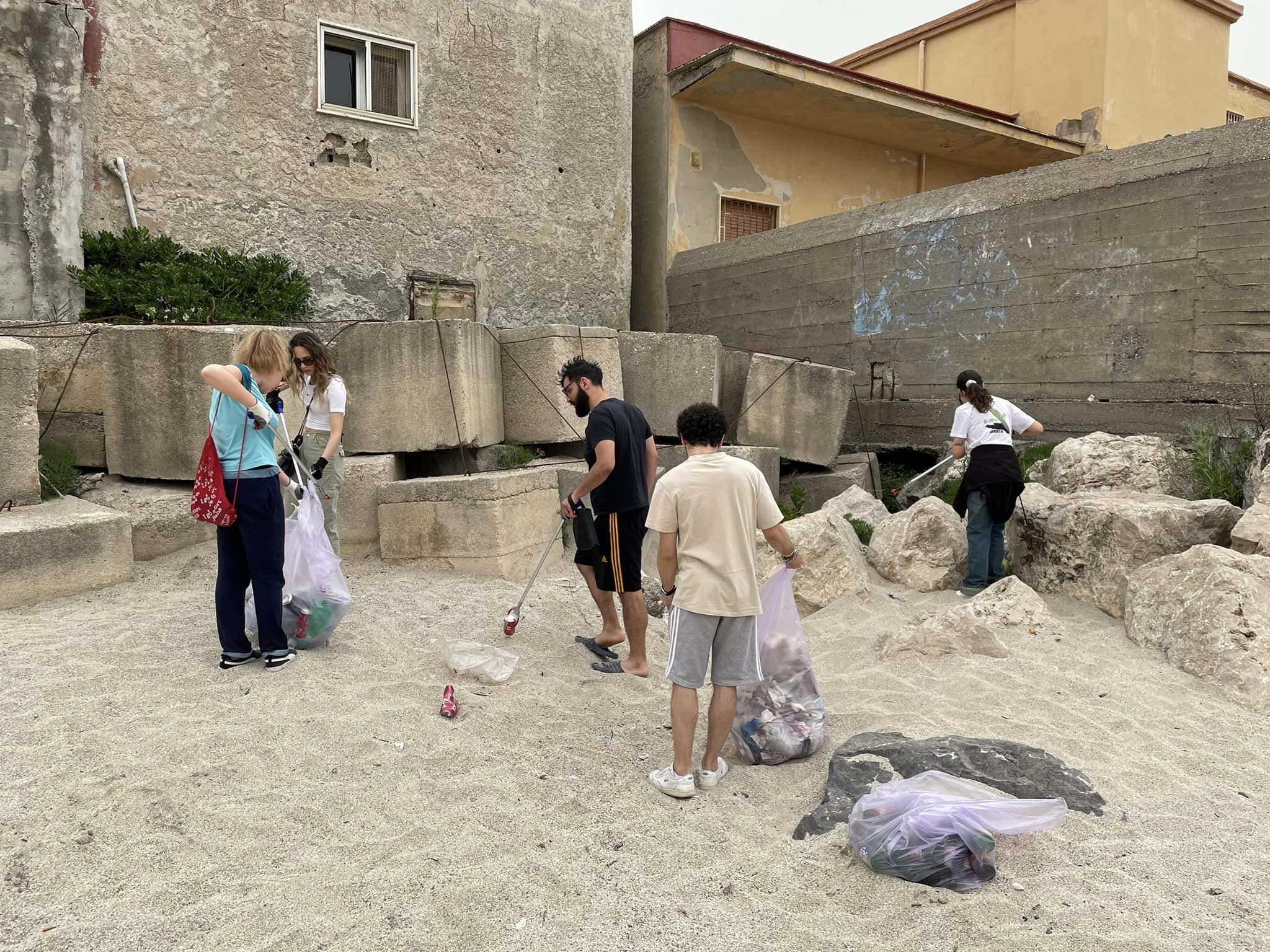 Salerno, syringes and waste on the seaside: SOS in Mercatello