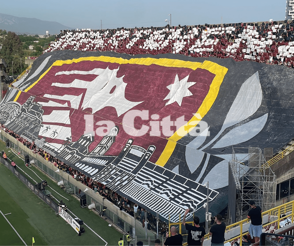 Salernitana-Verona, la scenografia della Curva Sud Siberiano