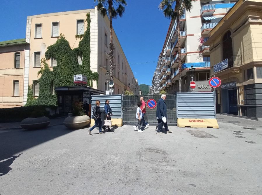 Salerno, “snail” work on the Corso: it’s controversy