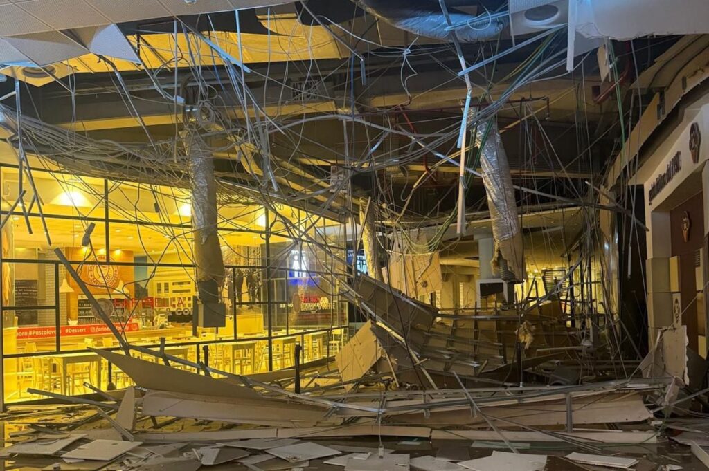 Paura al Centro Commerciale Campania, viene giù il contro soffitto