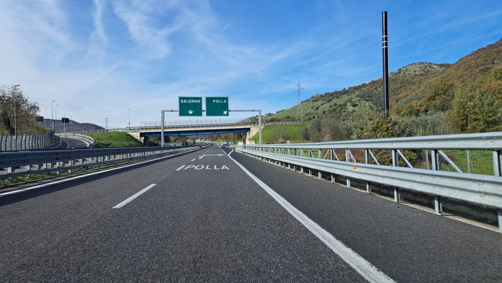 Camion perde il carico, caos in autostrada