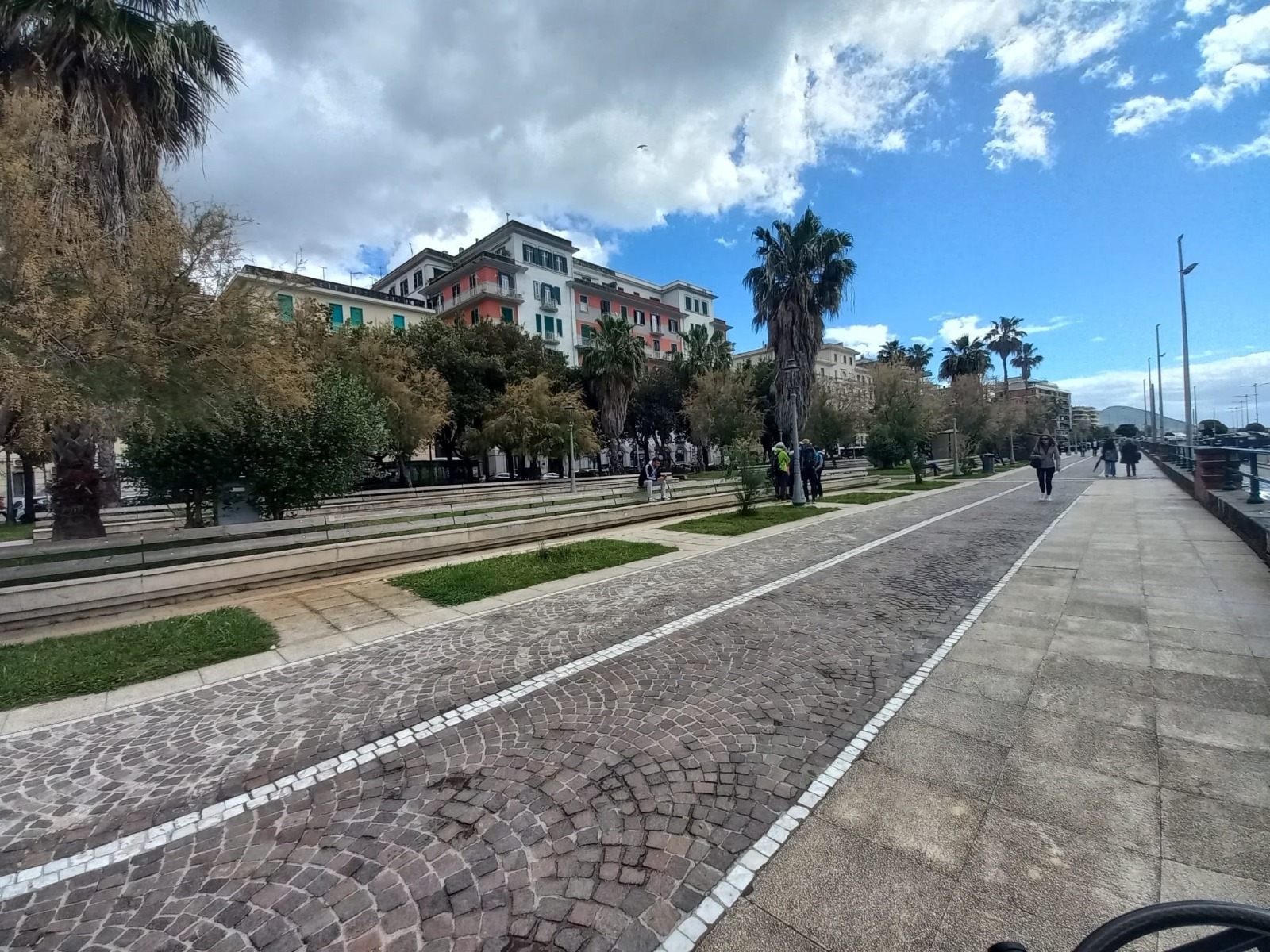 Salerno, the “seafront of the damned” between alcohol and illusions