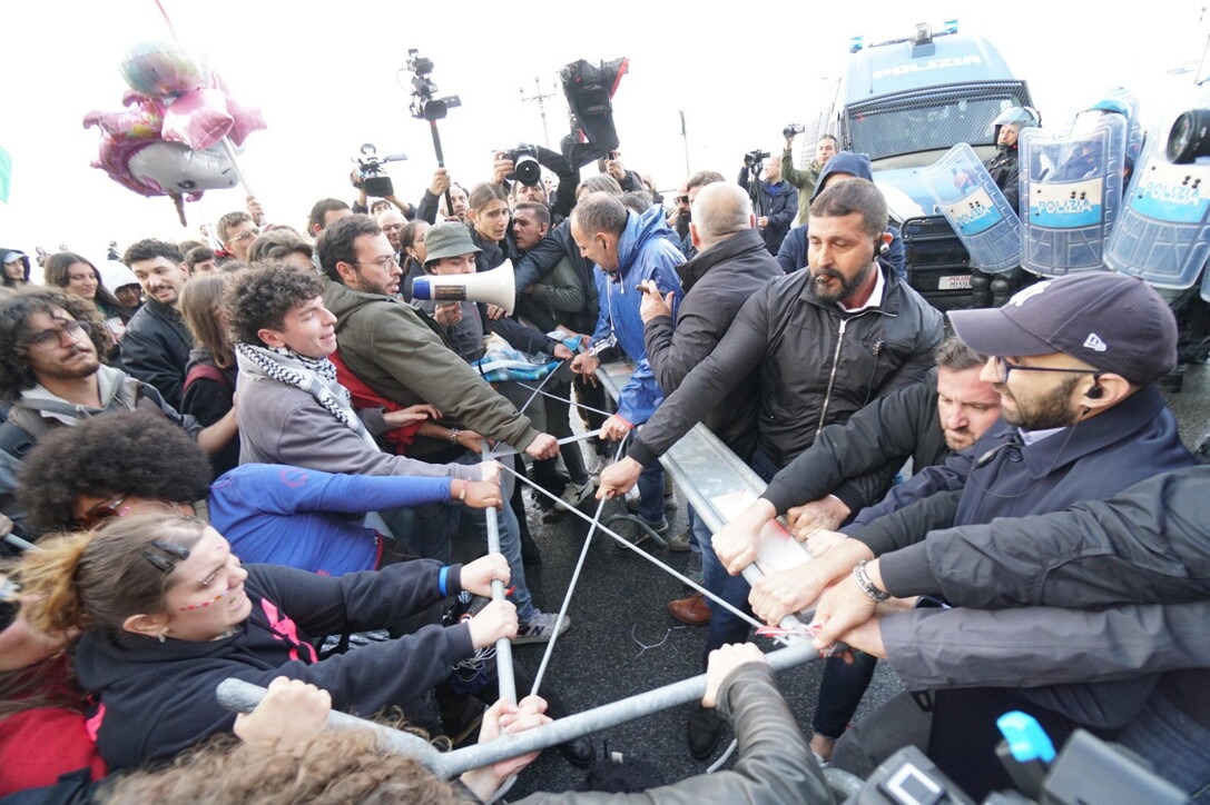 Anti-Vannacci procession in Naples, clashes between protesters and police