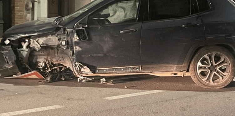 Sant’Arsenio, auto finisce contro un palo della luce e poi impatta un muro