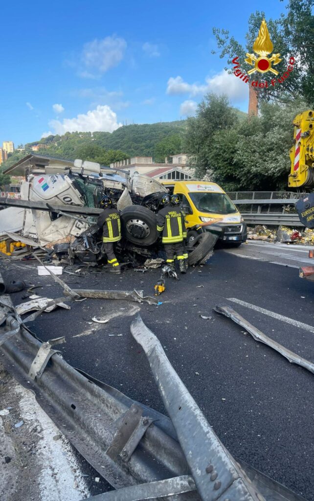 Salerno, camion si ribalta sulla A2: grave autista