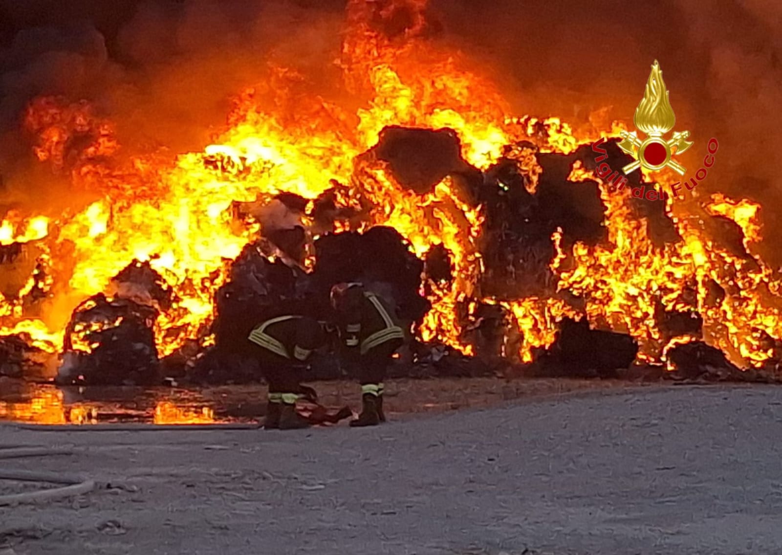 Fire in Persano, eco-bales with waste on fire