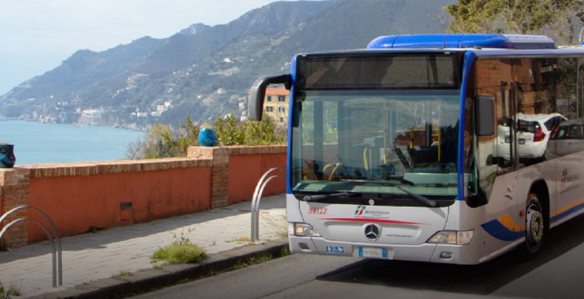 Throwing frozen lemons and stones at buses, fear in Salerno