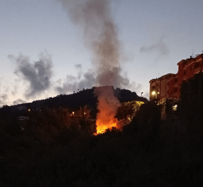 Rifiuti e amianto in fiamme, sos dalle colline di Salerno