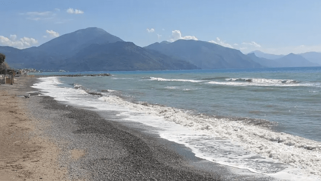 Soiled sea in Salerno, Arpac to the Municipality: «Report with the App»