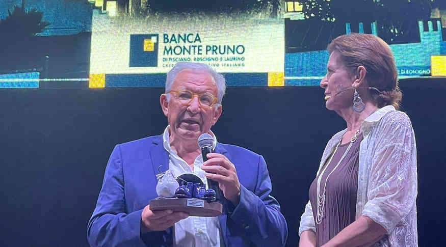 Michele Albanese, Direttore Generale della Bcc Monte Pruno, premiato al “Premio Charlot” insieme a Red Canzian e Simone Montedoro