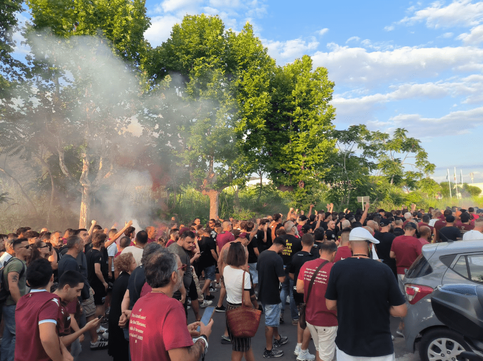 Tifosi in marcia all’Arechi: «La Salernitana siamo noi»