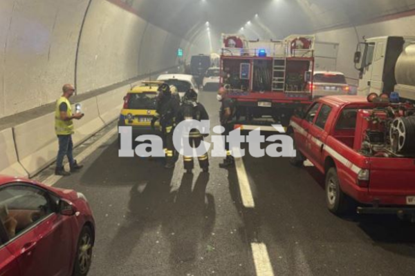 Incendio sulle colline di Salerno, il fumo ha invaso l’Autostrada: traffico in tilt