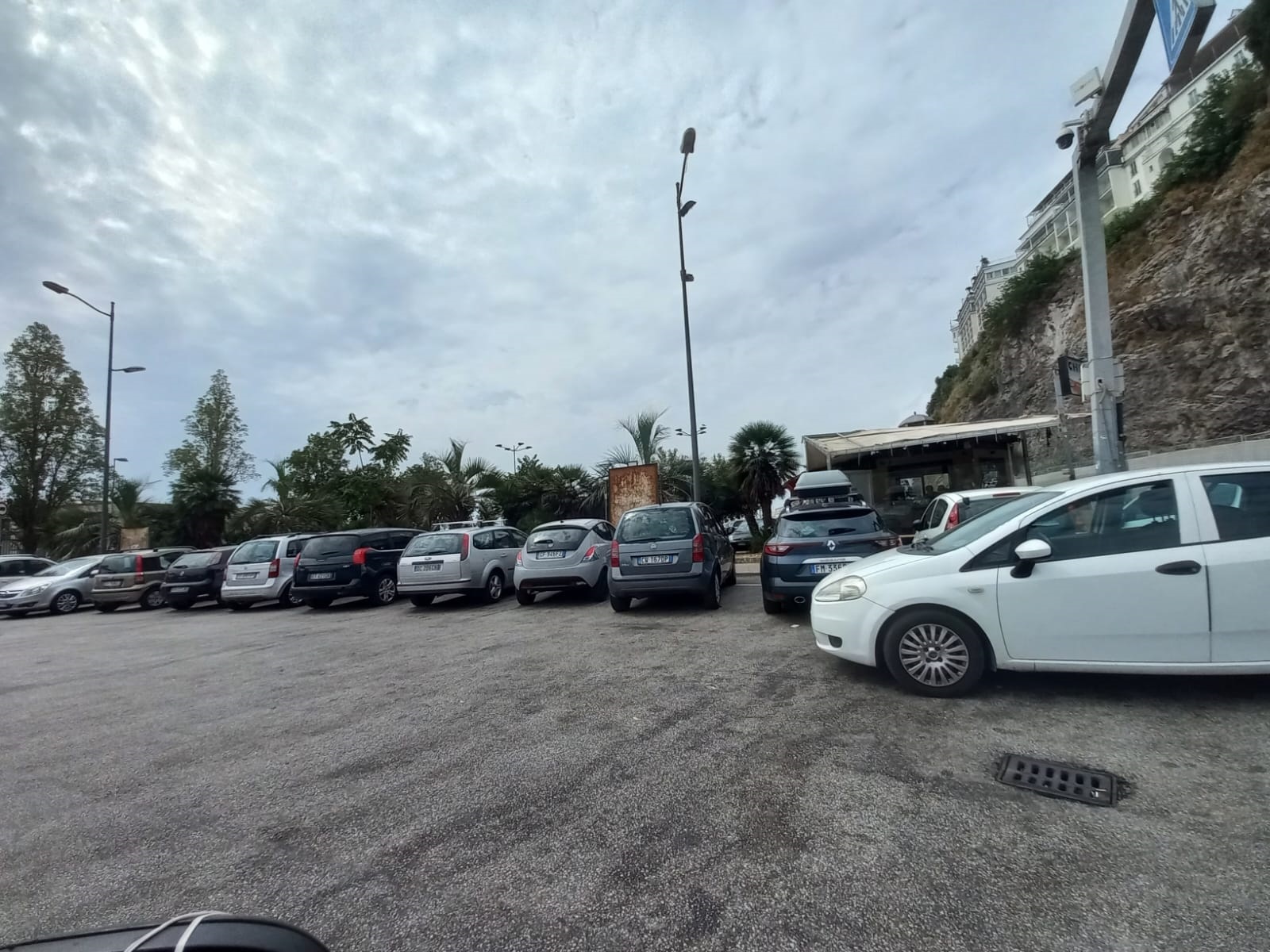 Illegal parking attendants in Salerno, the “holiday rate” appears