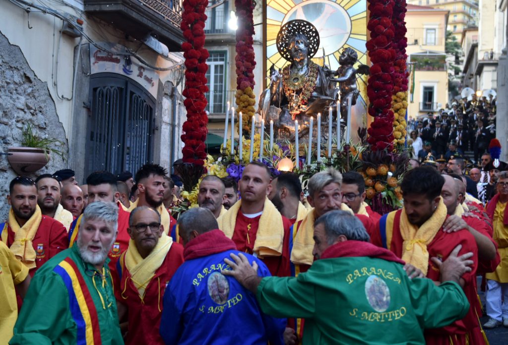 La festa di San Matteo a Salerno come da tradizione con fuochi, fiera e giostre