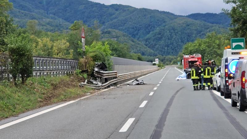 Si schianta con l’auto contro il guardrail: muore Emilio Petrone