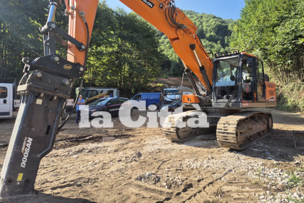 Mercato San Severino, raid on Cogea: shattered glass and molotovs in the construction site