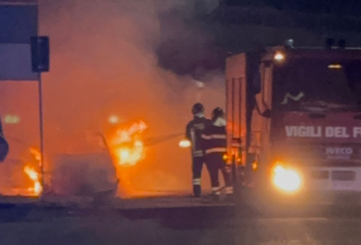 Battipaglia, incendia un’auto in sosta e distrugge una volante della Polizia: arrestato