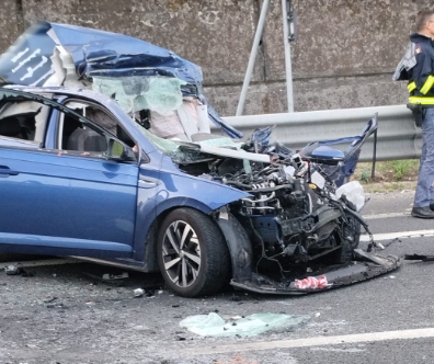 Tragedia sull’A30, ecco le foto dei mezzi distrutti