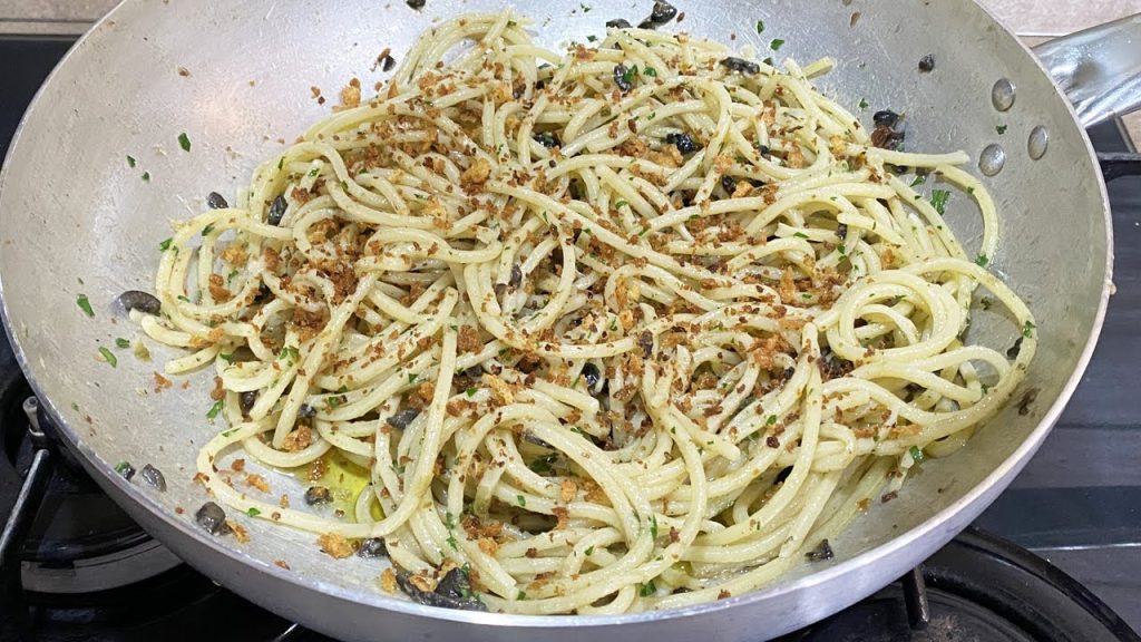 Spaghettoni con alici, finocchietto selvatico e olive