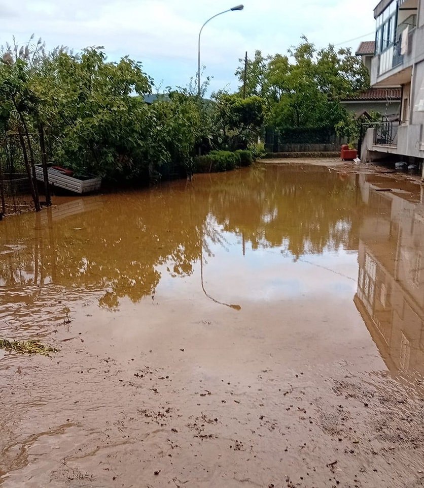 Capaccio Paestum, esonda il torrente Capodifiume