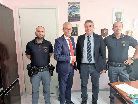 Sarno, taken after forcing a roadblock: the Police Commissioner congratulates the officers