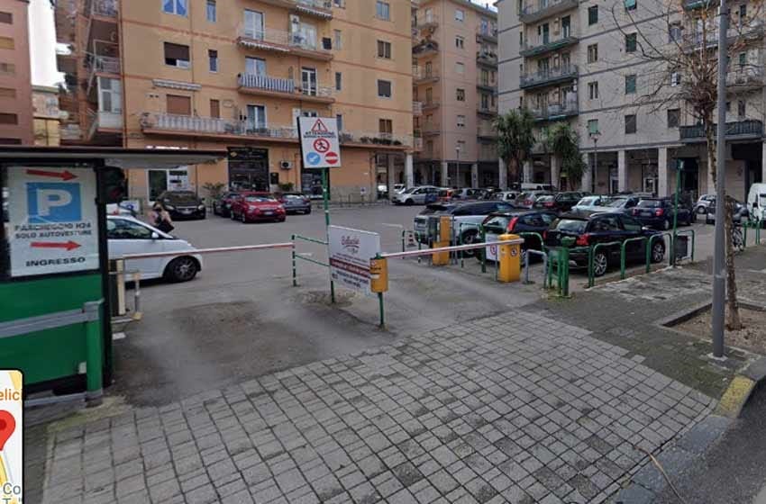 Cava de’ Tirreni, rifiuta l’elemosina: inseguita dall’abusivo