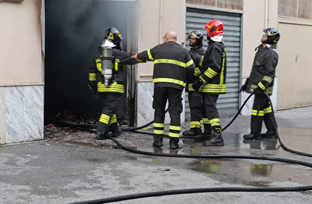 Salerno, rogo in un garage: paura nel Quartiere Italia