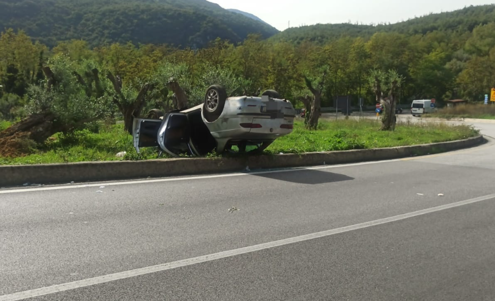 Buccino, Alfa Romeo nell’uliveto: due feriti gravi