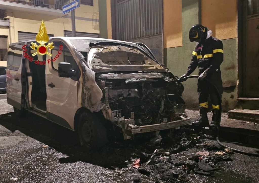 Salerno, furgone in fiamme nella notte a Torrione