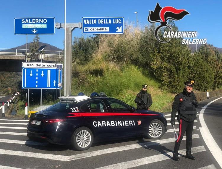 Vallo della Lucania, danneggia auto e minaccia i carabinieri: arrestato