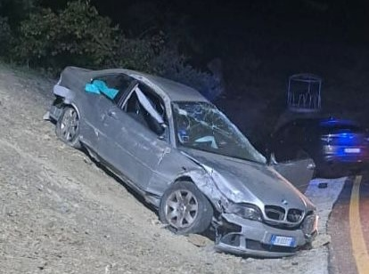 Incidente sulla Bussentina, auto finisce fuori strada: due feriti