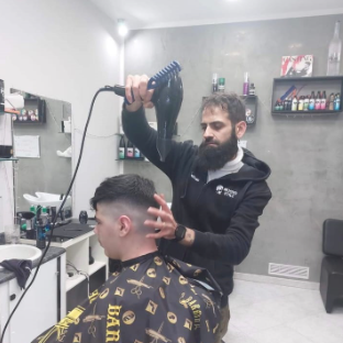 The barber in via Irno: «Forced to close, now give me a place»