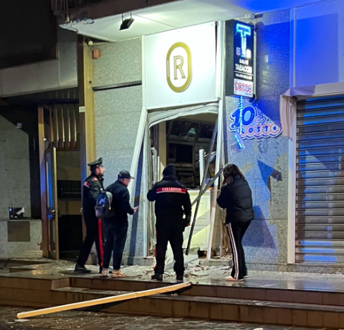 Eboli, bomba al bar Ritz: torna l’incubo racket