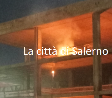 Battipaglia, incendio al sovrappasso ferroviario