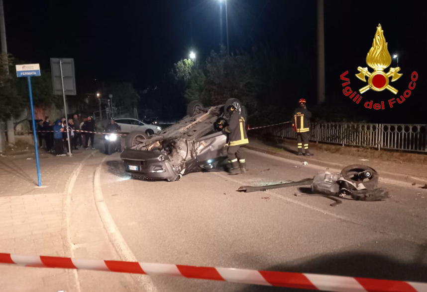 Salerno, jeep finisce fuori strada e si ribalta: 34enne in ospedale