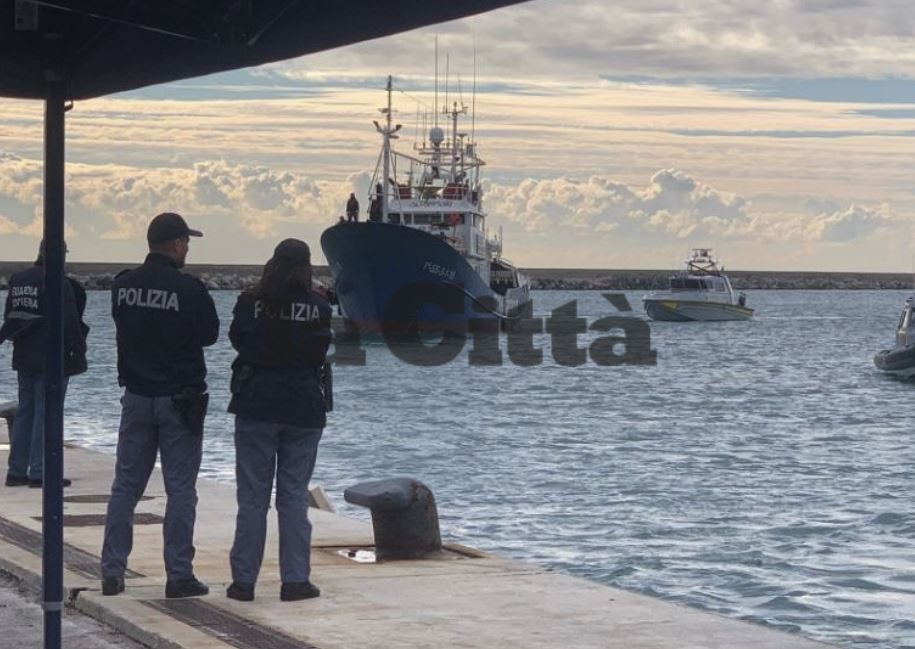 Salerno, arrivati 33 migranti al porto: ci sono 3 minori