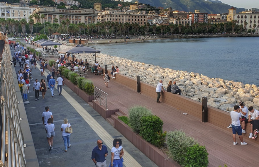 Piazza della Libertà a Salerno, spuntano gli abusi