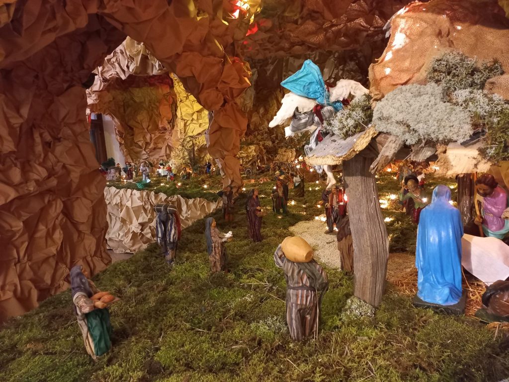 Ogliastro Cilento, ritorna nella Chiesa di Santa Croce il presepe della tradizione